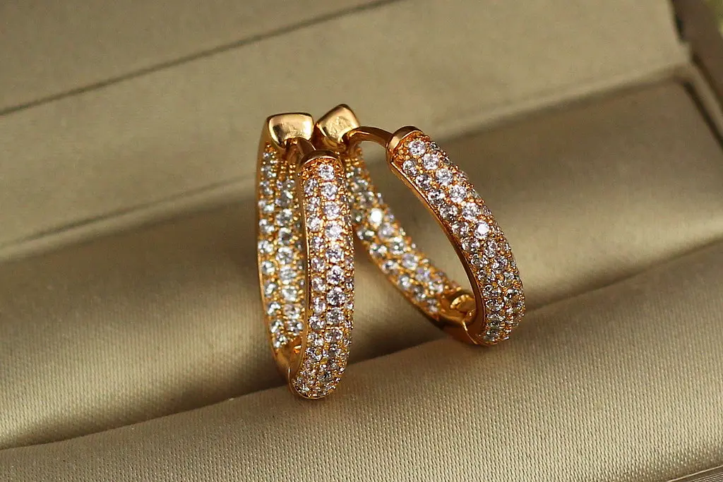 Сережки Xuping Jewelry опуклі кільця з камінням спереду та ззаду 2 см золотисті - фото 2
