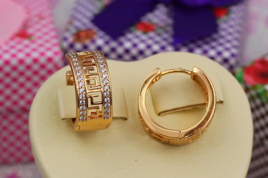 Сережки Xuping Jewelry з грецьким візерунком по краях доріжки з камінців 1.8 см золотисті - фото 2