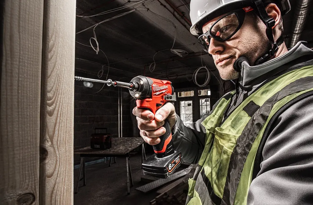 Набор из двух аккумуляторных инструментов Milwaukee M12 FPP2A2-402X акб М12 2х4 А/ч ЗП C12C кейс - фото 10