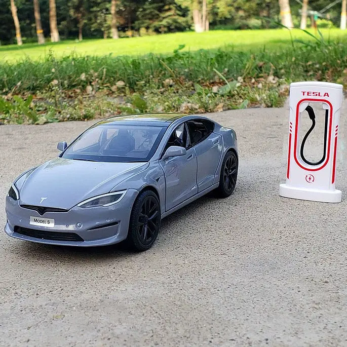Колекційна металева модель електромобіля Автопром Tesla Model S із зарядною станцією, інерцією, світлом та звуком 1:24 - фото 4