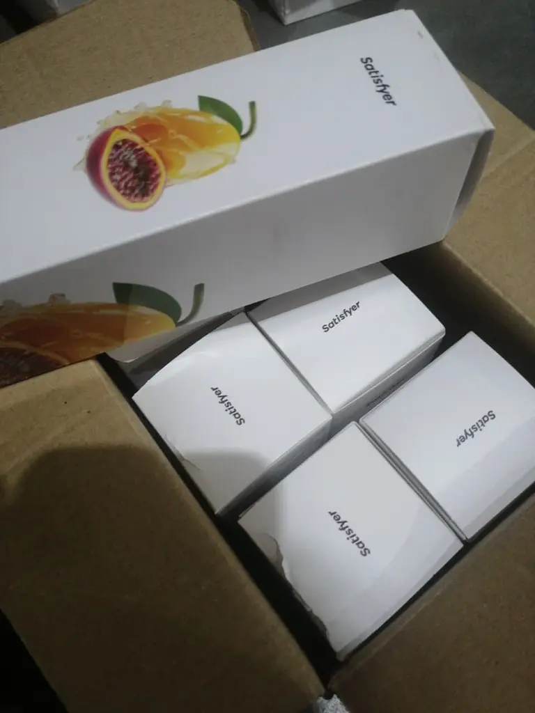 Лубрикант на водній основі Satisfyer Juicy Lubricant Mango & Passion 300 мл (м'яте паковання!!!) - фото 2