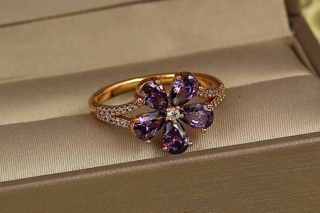Кільце Xuping Jewelry квітка з фіолетовим каменем р 20 золотисте - фото 2