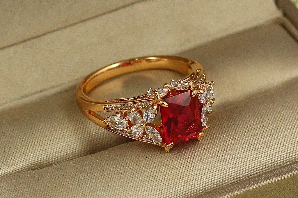 Кільце Xuping Jewelry Шедевр із малиновим р 20 золотисте - фото 2
