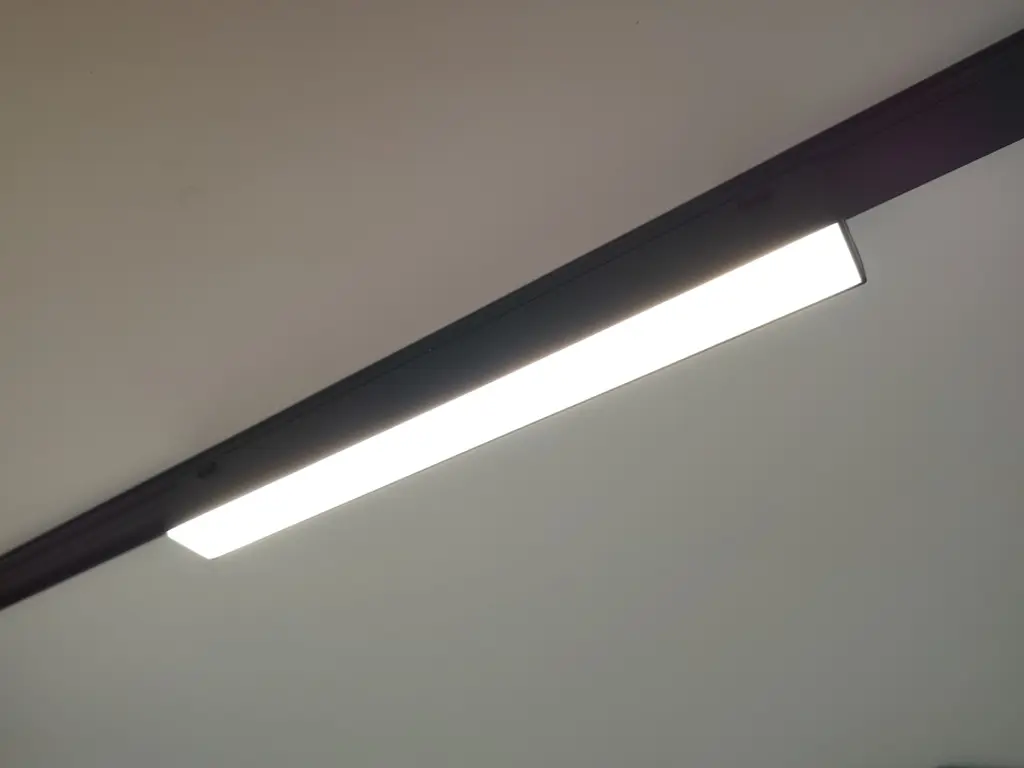 Магнітний ультратонкий трековий лінійний світильник KW-300/12W NW DC48V BK Brille 48-200 - фото 2