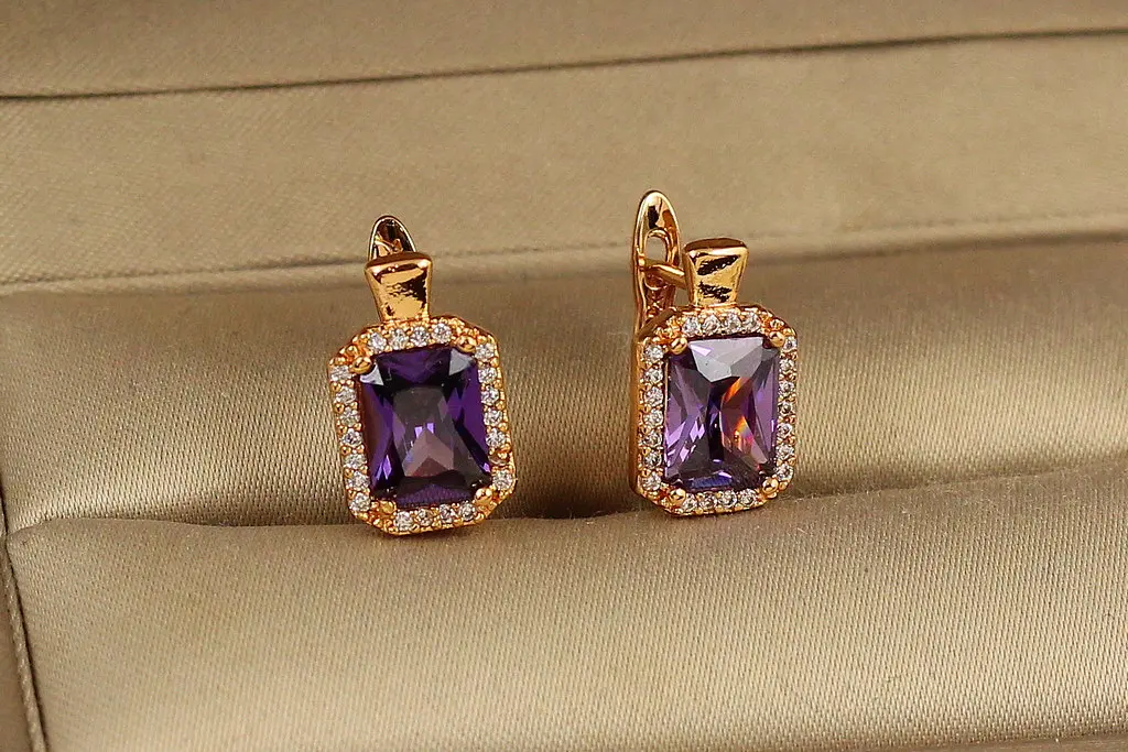 Сережки Xuping Jewelry Авангард з фіолетовим каменем 1,4 см золотисті