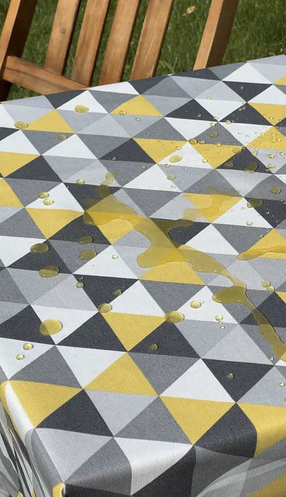 Водоотталкивающая Скатерть Треугольный принт 100х100 см (+ 4 салфетки 30х40) - фото 6