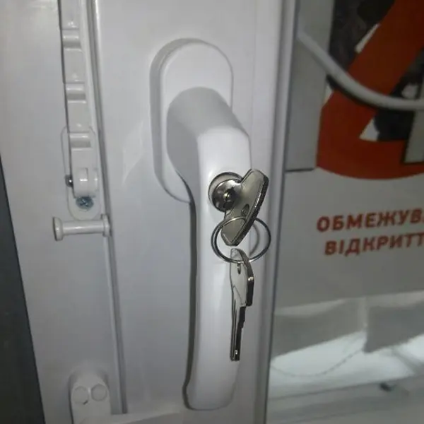 Ручка віконна із замком WH008 Білий - фото 5