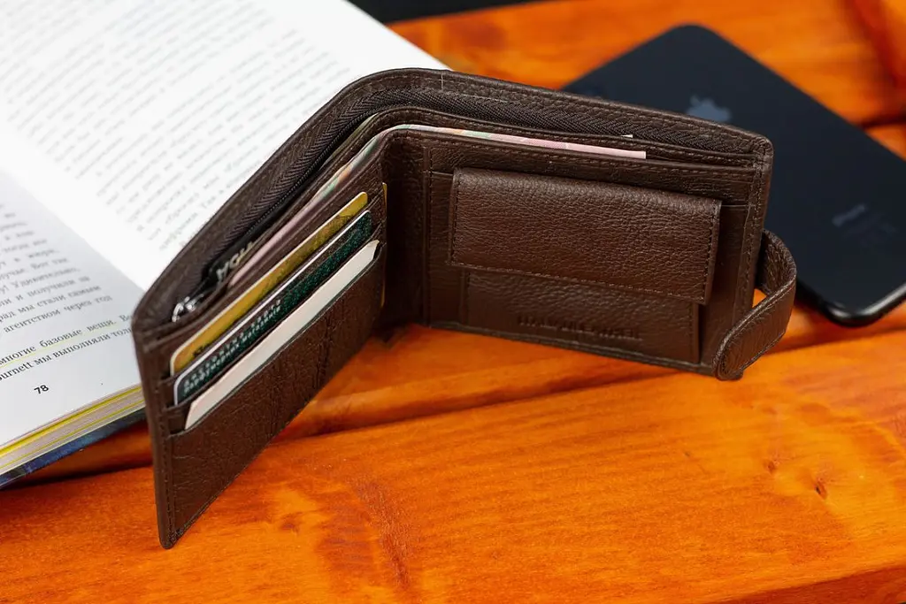 Шкіряне чоловіче портмоне на кнопці ST Leather ST104 коричневе 9,5 см - фото 10