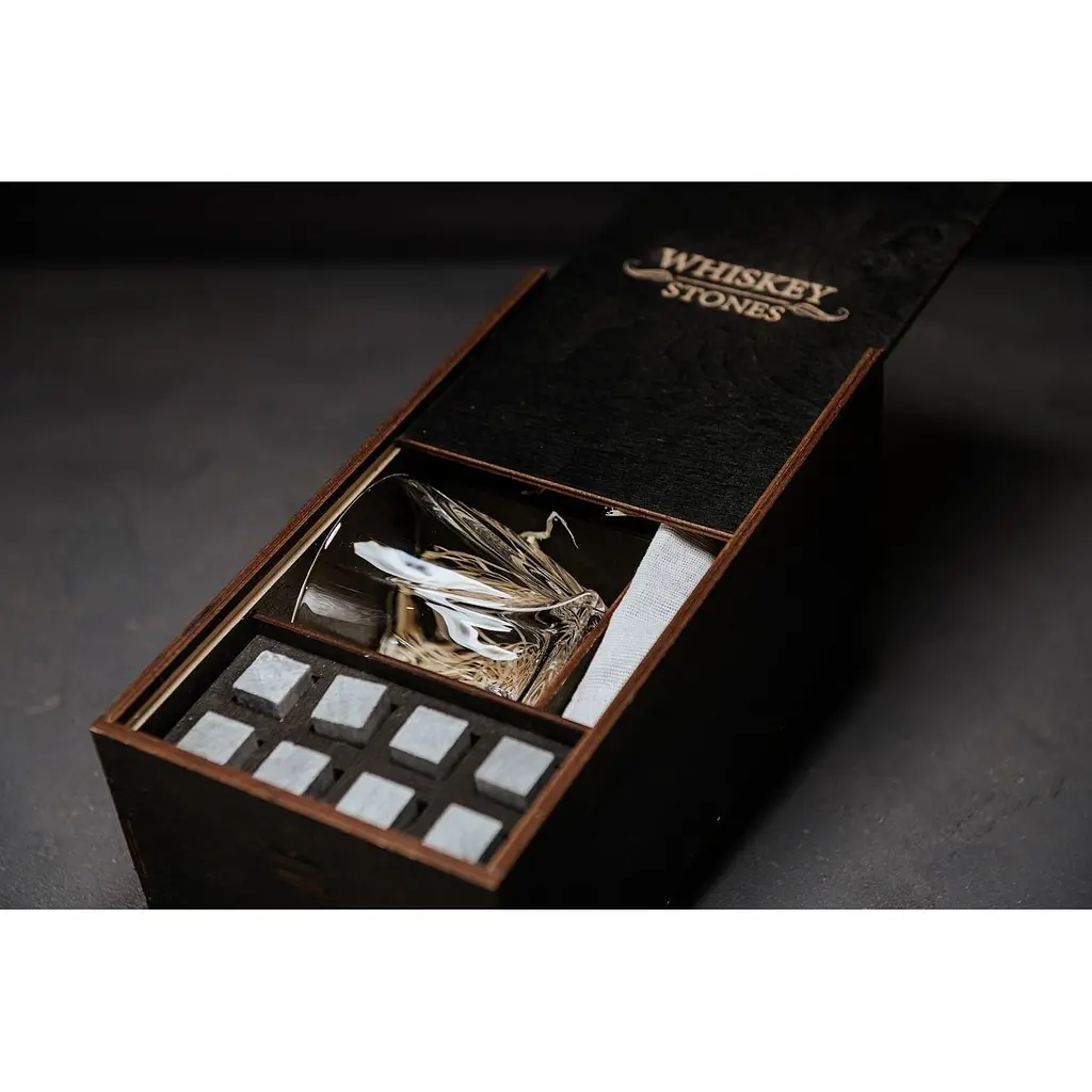 Подарунковий набір Whiskey Stones камені для віскі у дерев'яному пеналі 8 шт. + 2 склянки Bohemia Quadro + щипці + мішечок - фото 4