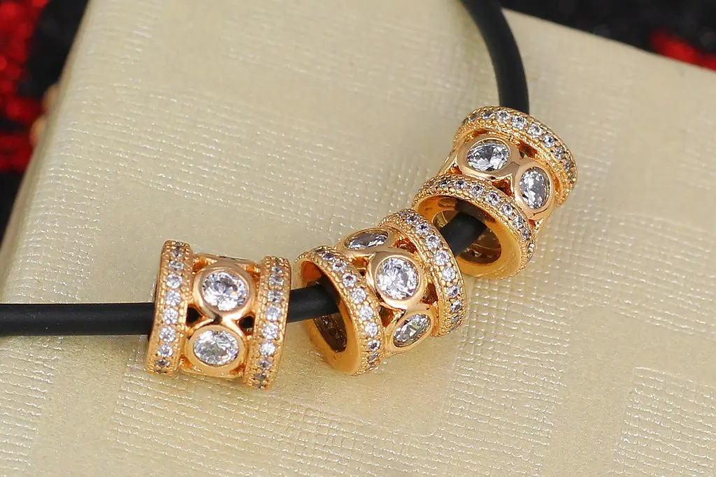 Кулон шарм Xuping Jewelry для тонкого ланцюга або браслета з великими каменями по центру 8 мм золотистий - фото 2