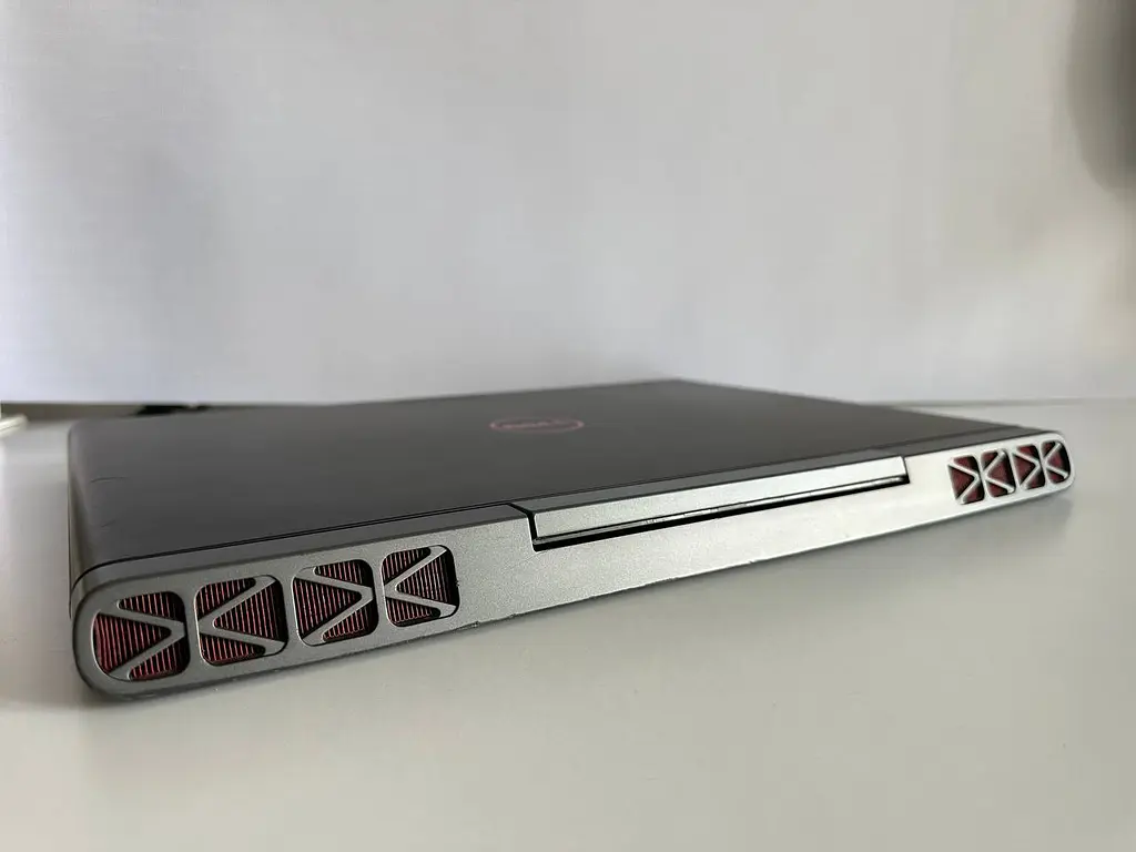 Ігровий ноутбук Dell Inspiron 15 Gaming 7567 15.6" (i5-7300HQ / 16GB / SSD 256GB / GTX 1050 4GB) б/в - фото 9