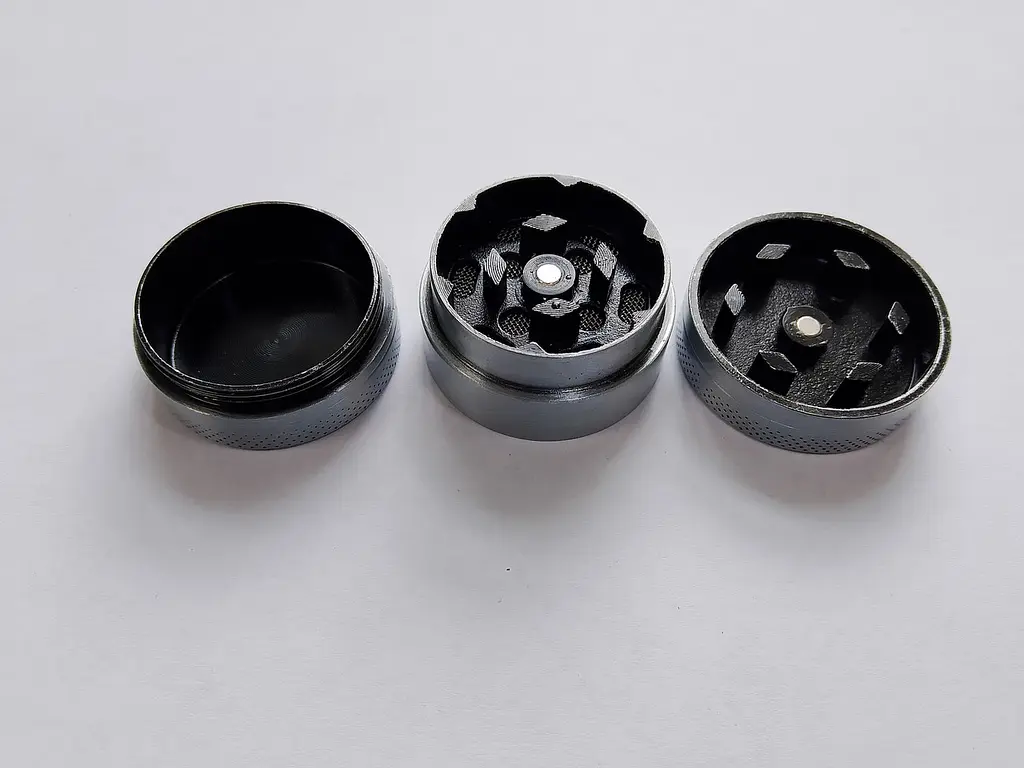 Гриндер для подрібнення тютюну HL-246 Зірка Silver (17456) - фото 3