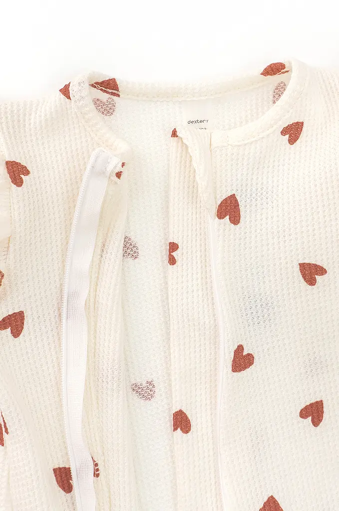 Комплект для девочки Burgundy Hearts — вафельный комбинезон с оборками и шапочкой - фото 5