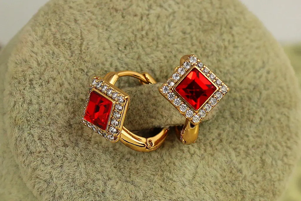 Сережки Xuping Jewelry Червоний ромб з каменем Сваровські 1,5 см золотисті