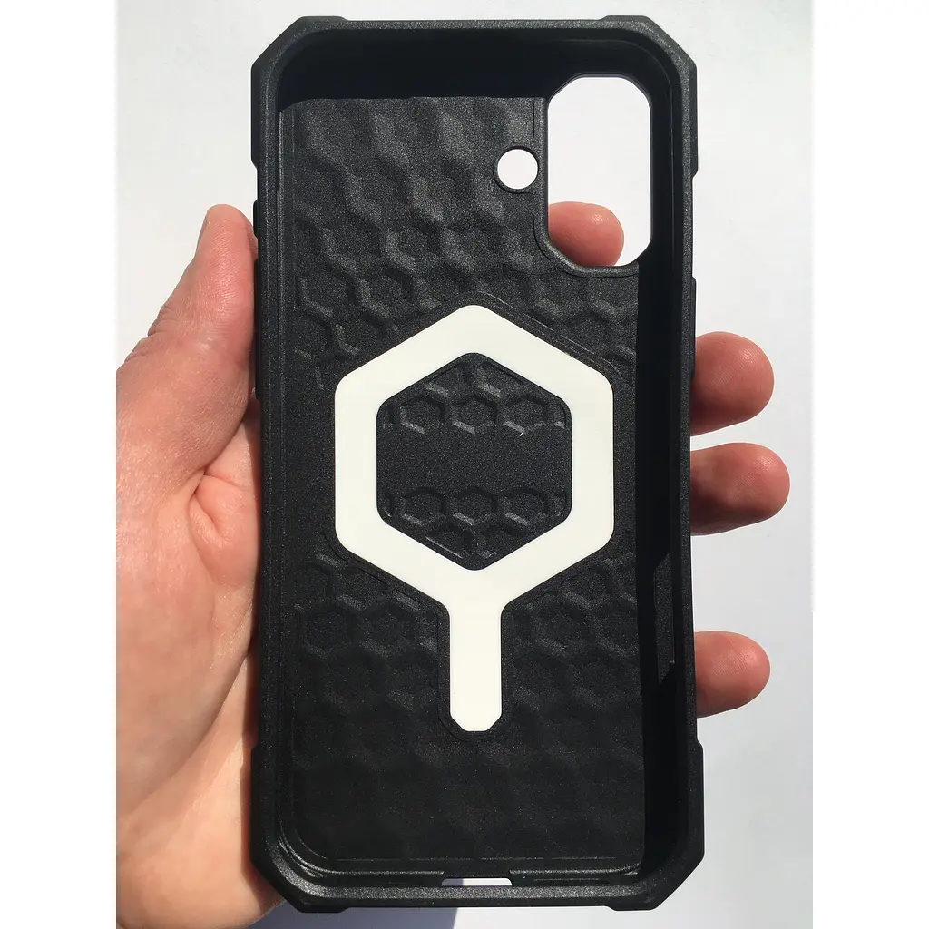Оригинальный противоударный чехол UAG Essential Armor MagSafe для iPhone 16 Plus Black 114447114040 - фото 14