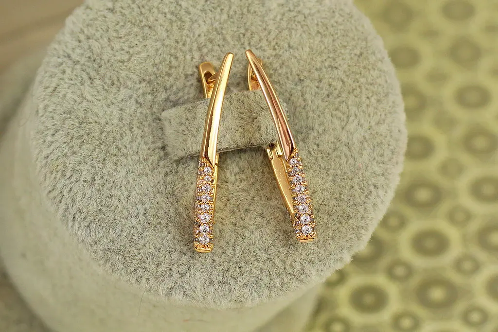 Сережки Xuping Jewelry дужки з камінцями на вістрі 2,8 см золотисті - фото 2