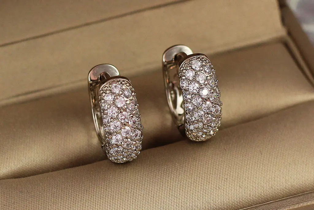 Сережки кільця Хuping Jewelry опуклі з камінням ззаду візерунок 1.8 см сріблясті - фото 3