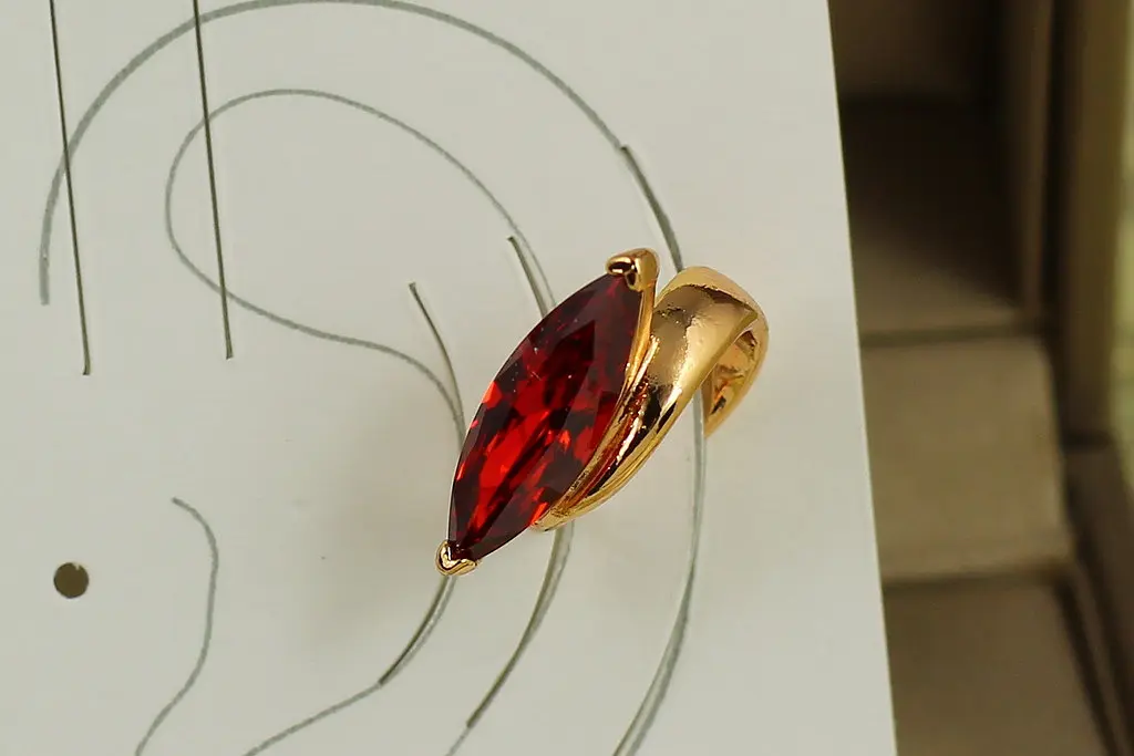 Сережки кафи Xuping Jewelry Червоний маркіз на вушний хрящ 1,7 см золотисті - фото 2