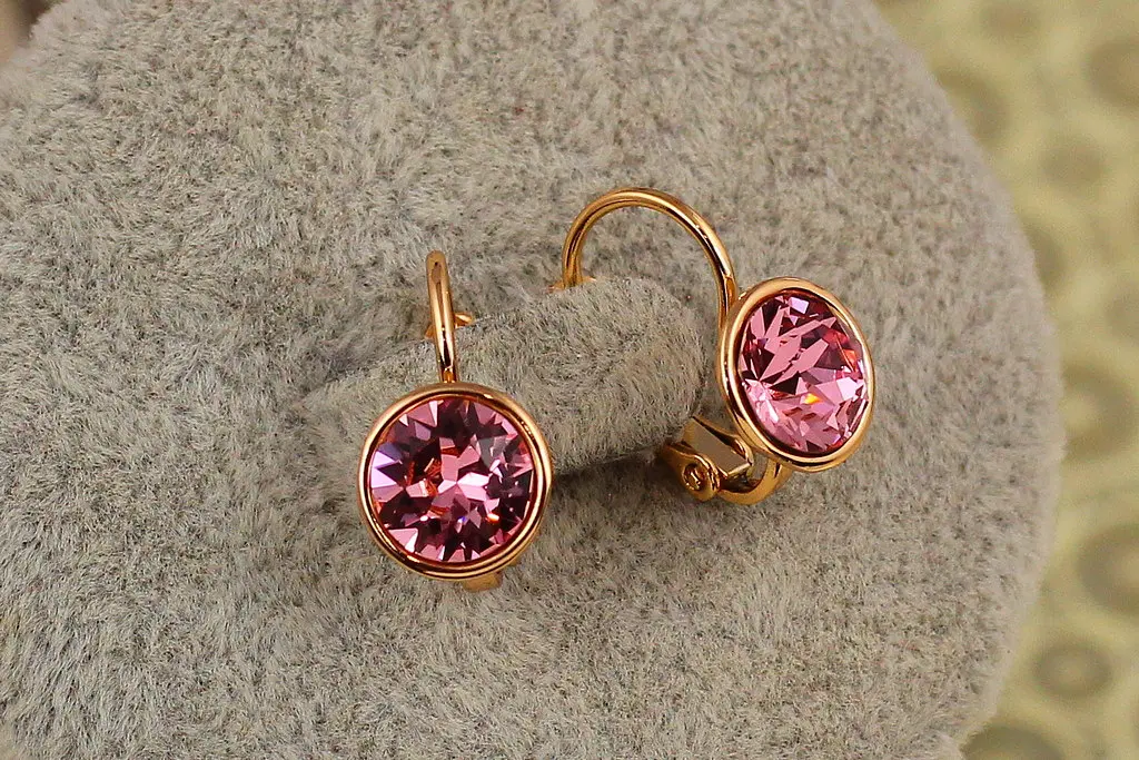 Сережки Xuping Jewelry Сваровськи проза із рожевими каменями 1,5 см золотисті - фото 2