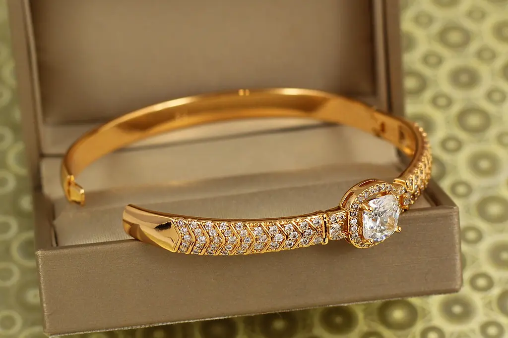 Браслет бенгл Xuping Jewelry Сяйво імператриці 60 мм на руку від 17 до 19 см золотистий - фото 2