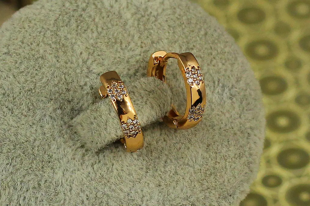 Сережки кільця Хuping Jewelry гладкі Кардіо 1,4 см золотисті - фото 3