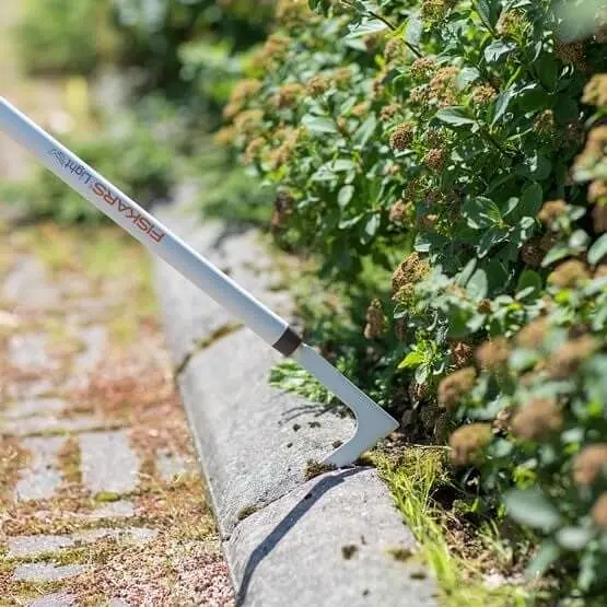 Сапка Fiskars White для прибирання трави між плиткою і бруківкою полегшена 136543 (1019604) - фото 3