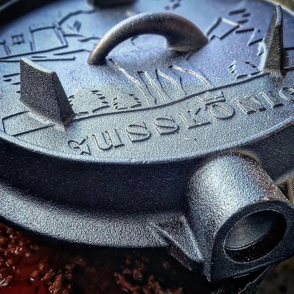 Набір голландська піч Gusskoenig Чавунний казан 4.5 л, з кришкою-пательнею, книга рецептів, підйомник кришки, очищувач та підставка (589819) - фото 8
