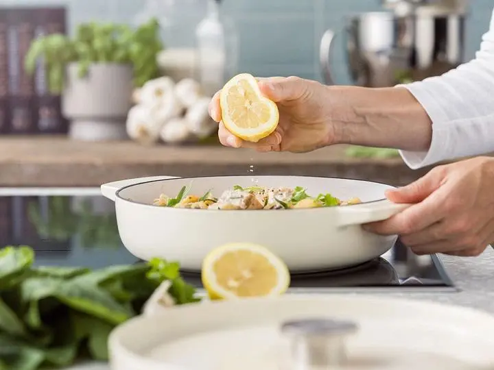 Сотейник чавунний з кришкою KitchenAid 26 см 2,77 л мигдальний крем - фото 6