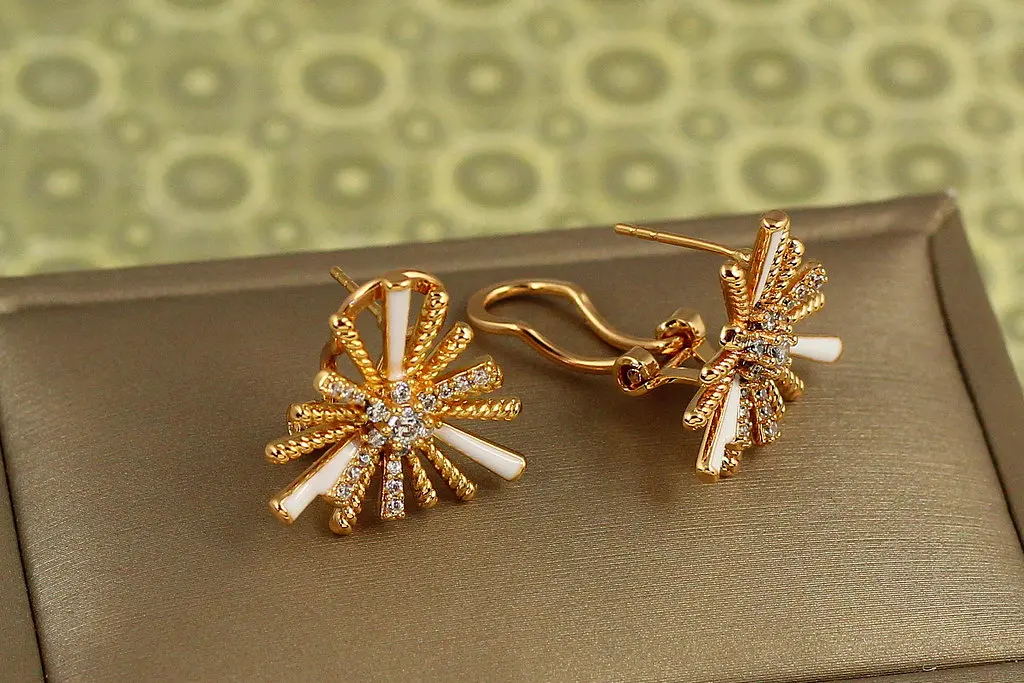 Сережки Xuping Jewelry Гольчата айстра з білою керамікою 1,9 см золотисті - фото 2