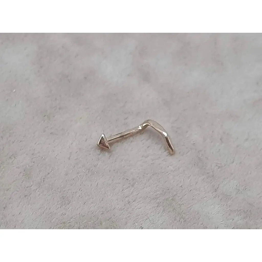 Золотая серьга-пирсинг в нос Dear. 1021 - фото 2