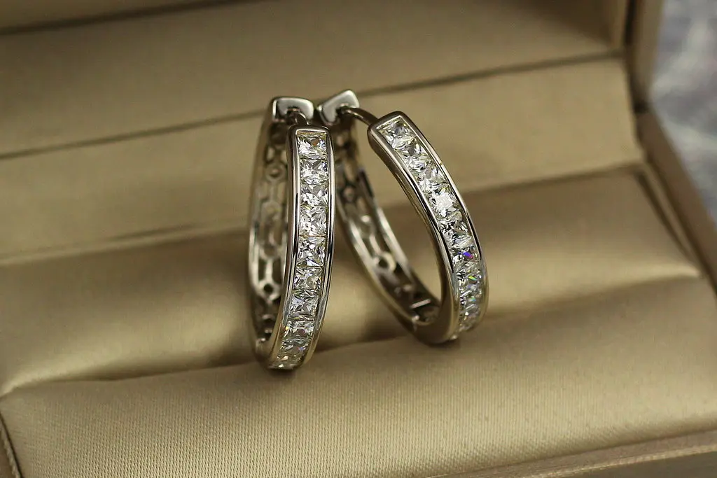 Сережки Xuping Jewelry доріжку з камінців із гладкими бортиками ззаду дірочки 2 см сріблясті