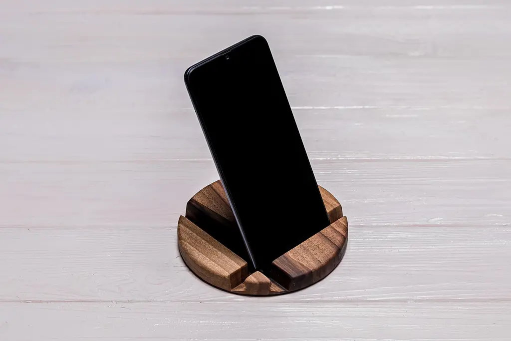 Підставка з дерева на стіл для гаджета ecoWalnut 125x125x15 мм - фото 3