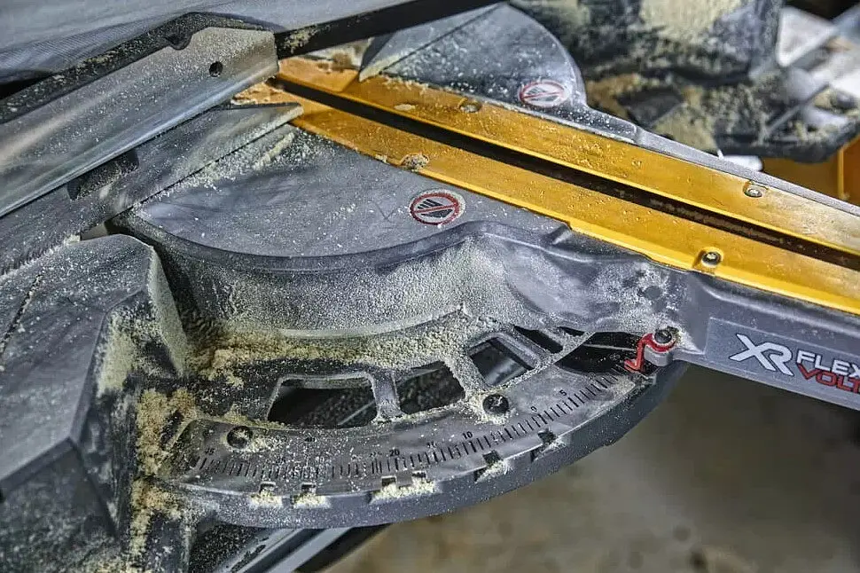 Пила торцювальна акумуляторна DeWalt з АКБ та ЗП DCS727T2 - фото 8