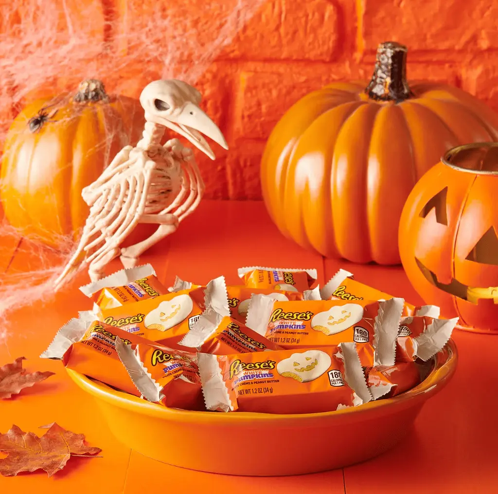 Шоколадні цукерки Reese's Halloween White Creme Peanut Butter Pumpkin Candy Pack 6шт x 34г - фото 5