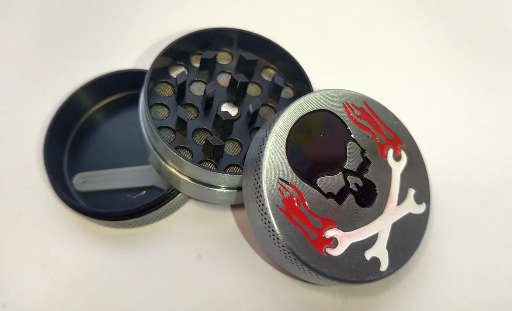 Гриндер для подрібнення тютюну Ashtray Амстердам HL-243 Череп з кістками Silver (14962) - фото 2