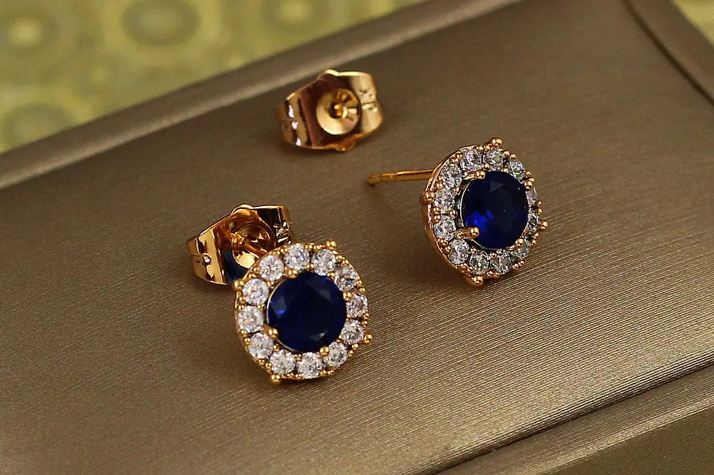 Сережки гвоздики Xuping Jewelry синій камінь в обідку із фіанітів 9 мм золотисті