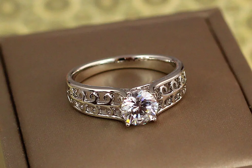 Кільце Xuping Jewelry Ліана з білим каменем р 17 сріблясте