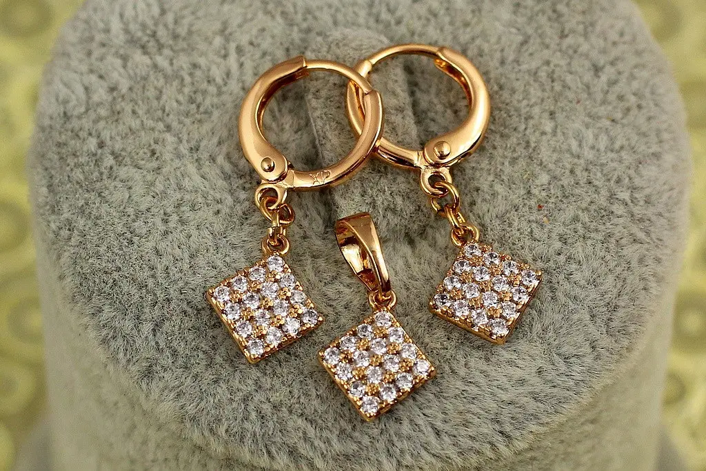 Набір Xuping Jewelry сережки з кулоном ромбики з камінчиками золотистий