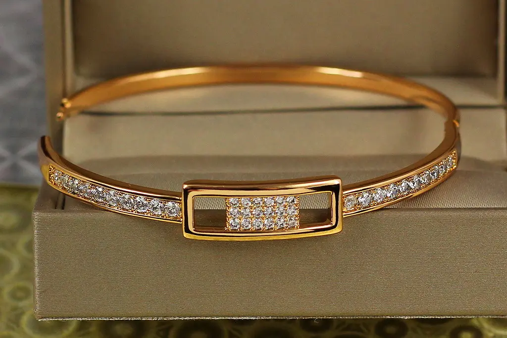 Браслет бенгл Xuping Jewelry Рафінад 60 мм 9 мм на руку від 17 см до 19 см золотистий - фото 2