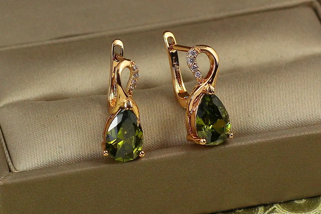 Сережки Xuping Jewelry Скандинавія з смарагдовим каменем 1,8 см золотисті - фото 2