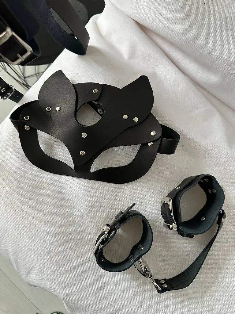 Маска жіноча BDSM шкіряна Кішка з металевими заклепками на еластичному ремінці чорна S/M/L - фото 9