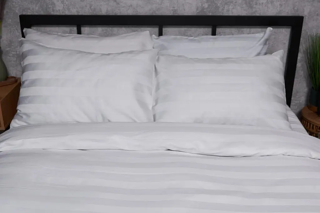 Комплект постільної білизни Moon&Star Satin Premium Royal White двоспальний 175х210 см наволочки 4х70х70 см - фото 2