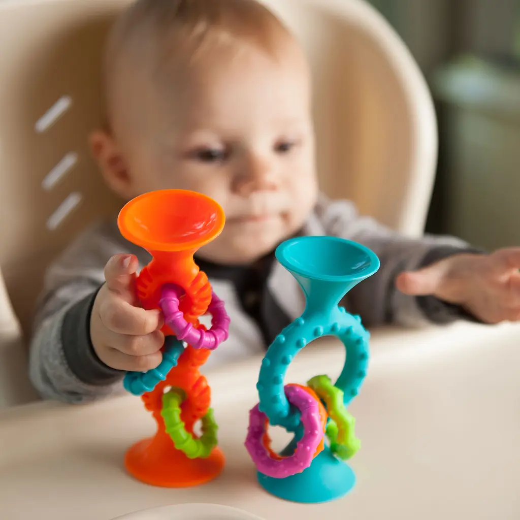 Прорезыватель-погремушка на присосках Fat Brain Toys pipSquigz Loops оранжевый (F165ML) - фото 4