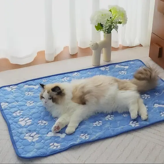 Літня підстилка, що охолоджує Derby Ice Silk Material Summer Pet Cooling Mat Paws&Bones для домашніх тварин 55х70 см - фото 2