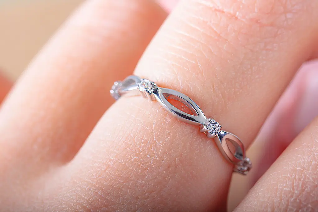 Каблучка з родієвого срібла з фіанітами 21.5 SK-0008 - фото 6