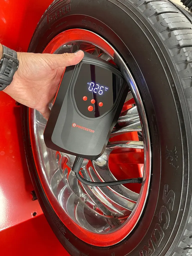 Пусковий зарядний пристрій для автомобіля 15800mAh (Бустер) з компресором 2-в-1 Jump Starter 12 V 2000 A - фото 4