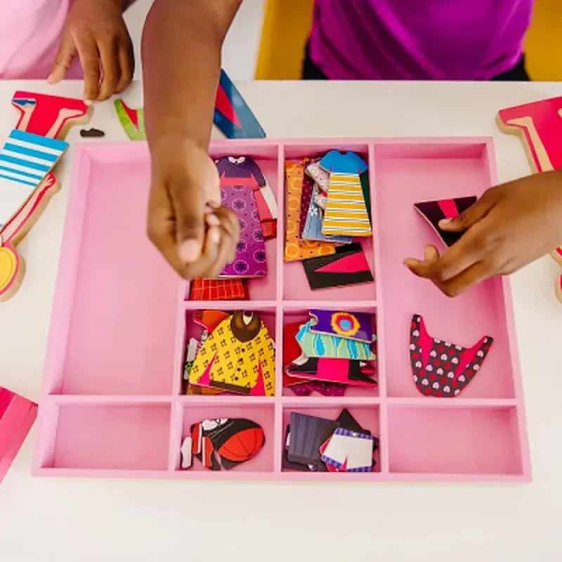 Розвиваюча іграшка Melissa&Doug Магнітна вдягалка середня Еббі і Емма (MD14940) - фото 5