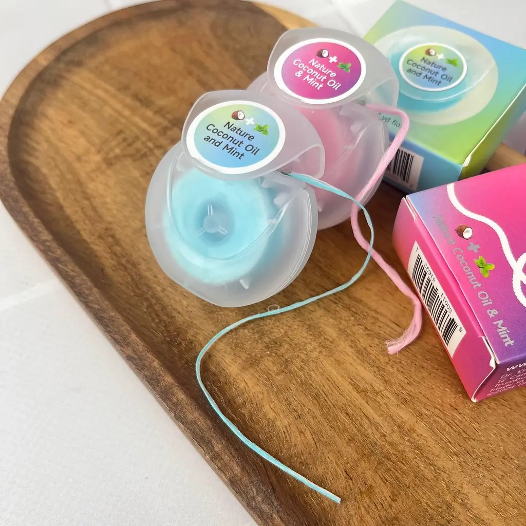 Зубна нитка Dr. Emma Woven Dental Floss з кокосовою олією та м’ятою (рожева), 30 м - очищення міжзубних проміжків - фото 3