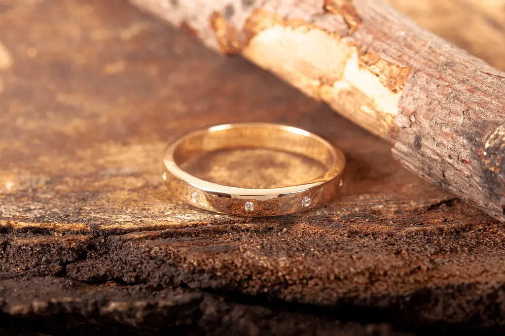 Обручальне кільце з червоного золота з фіанітами 22 OK-0011 - фото 4