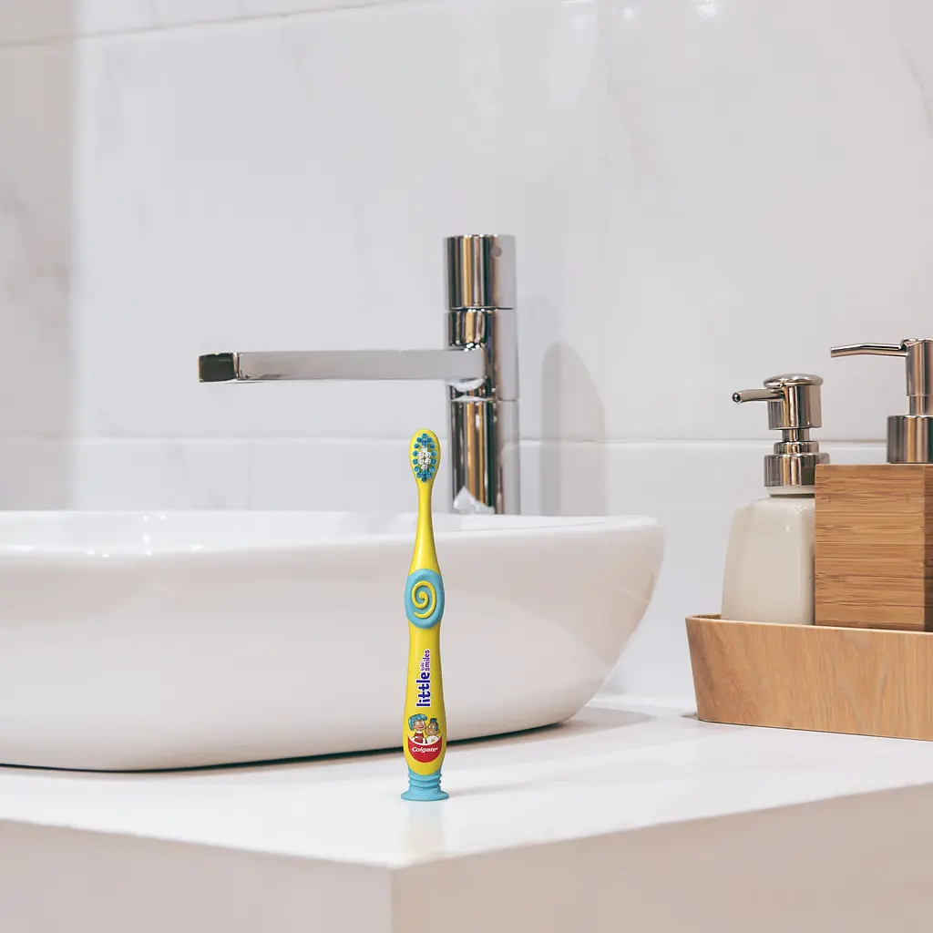 Детская зубная щетка Colgate Little Kids Smiles желтая - фото 8